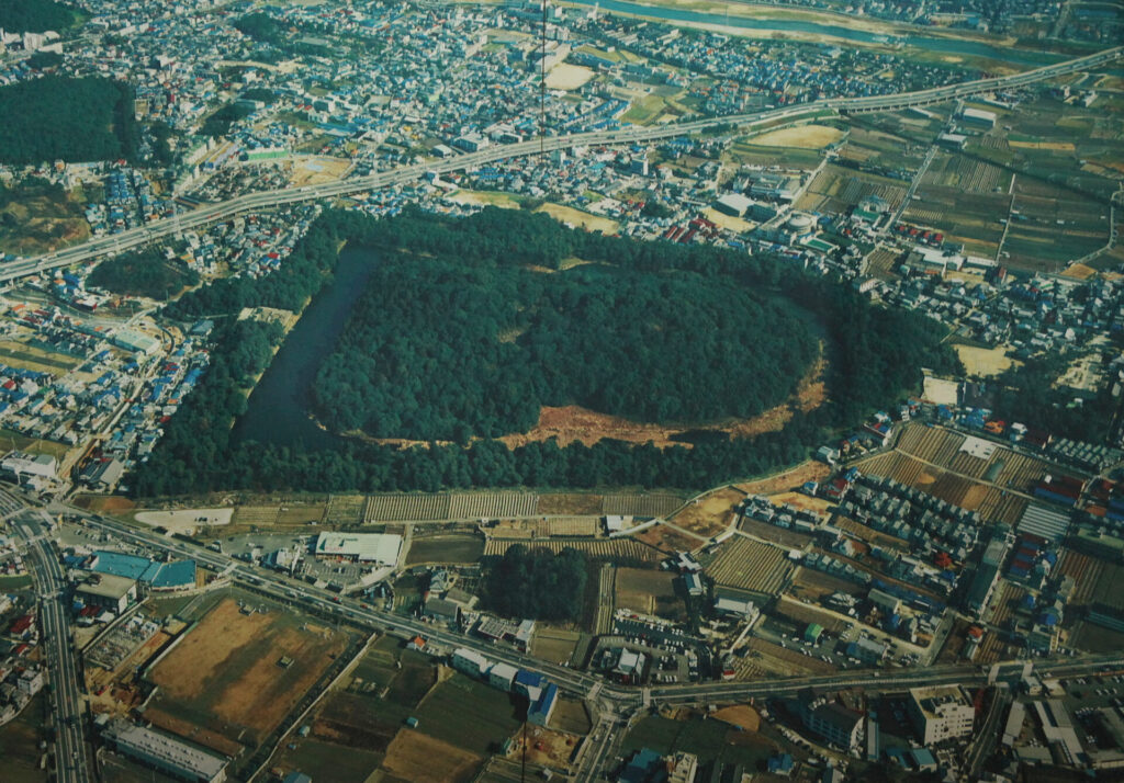 応神天皇陵の航空写真です。前方後円墳の形をしています。