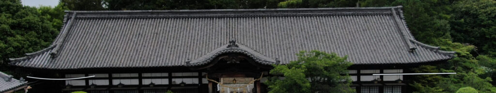 拝殿の向かって左側が屋根を支える垂木事、下がっています。
