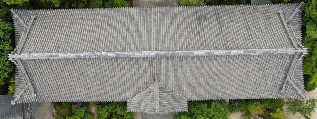 拝殿屋根のドローンで撮影した、上空から見た画像です。