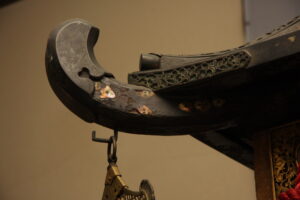 神輿の装飾である螺鈿の部分です。貝殻の光沢が現在も残っています。