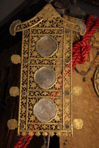 神輿の飾りの部分です。飾りには、鏡が取り付けられています。