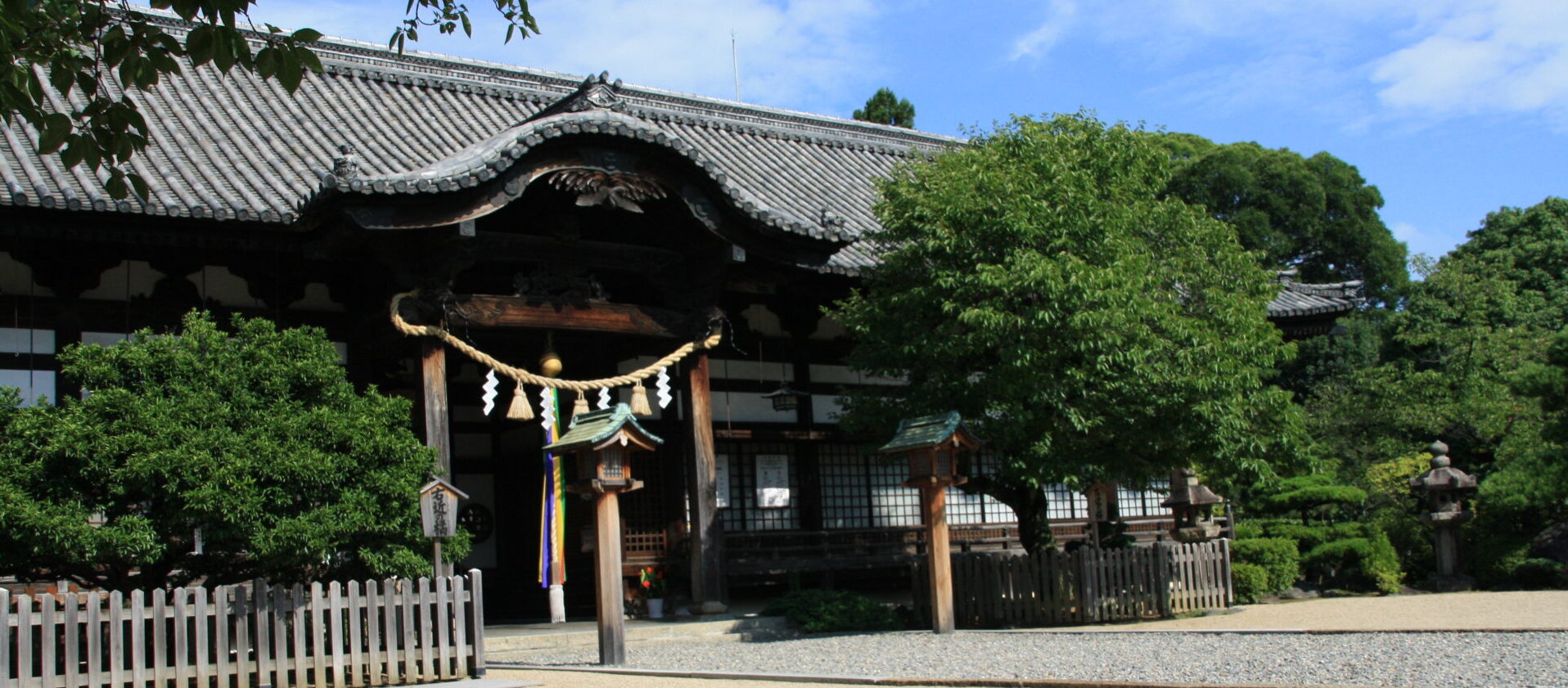 誉田八幡宮拝殿を左斜めから撮影した様子が映っています。