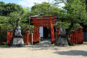 誉田八幡宮　境内でおまつりされている稲荷社です。朱色の鳥居が3つ並んでいます。