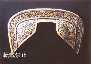 4世紀に埋葬された馬の鞍の装飾である銅製の金具です。金箔があしらわれています。