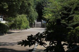 当宮境内の、御陵後円部の画像です。真ん中には石でできた放生橋が見えます。