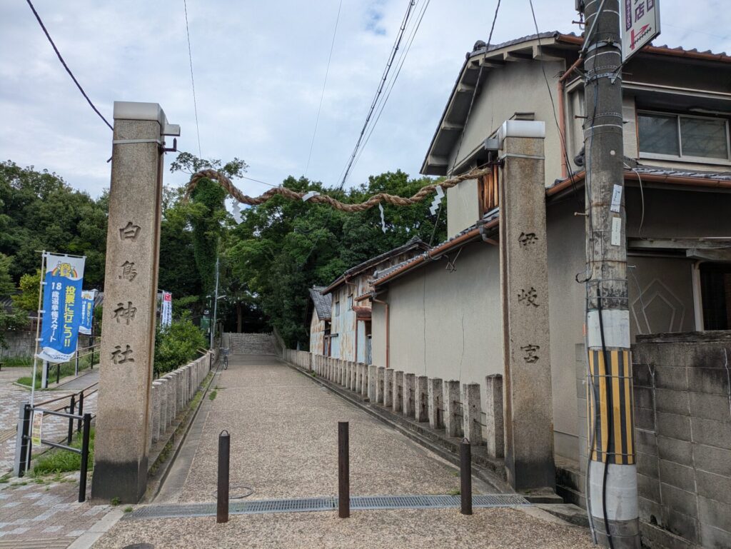 白鳥神社入り口です。突き当りの坂を上ると社殿が見えます。